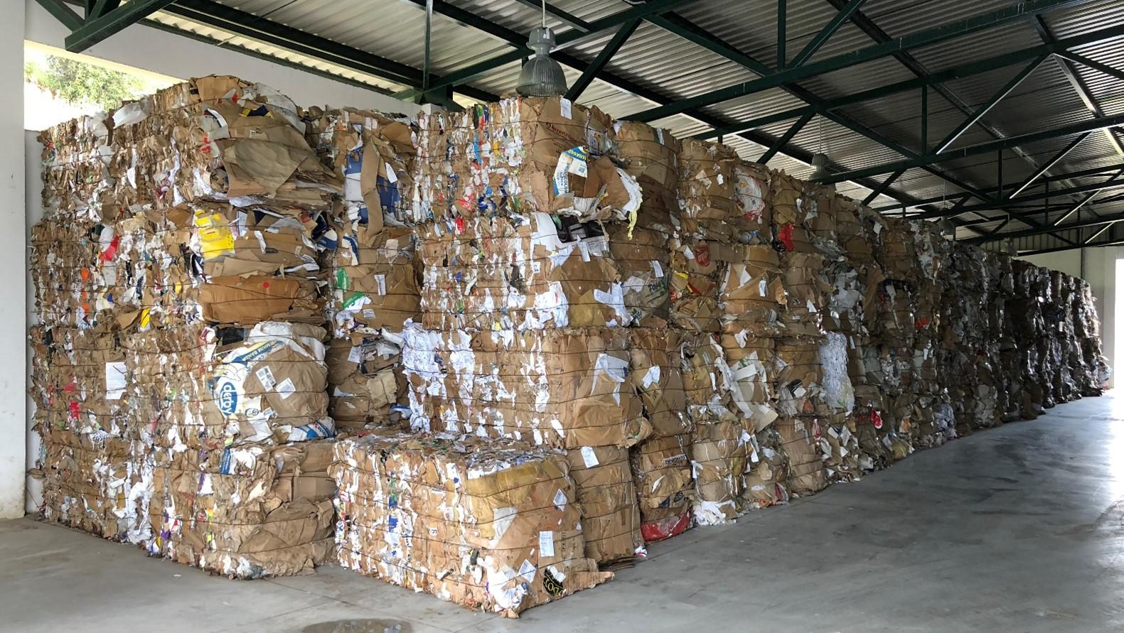 Giấy carton phế liệu tại kho hàng